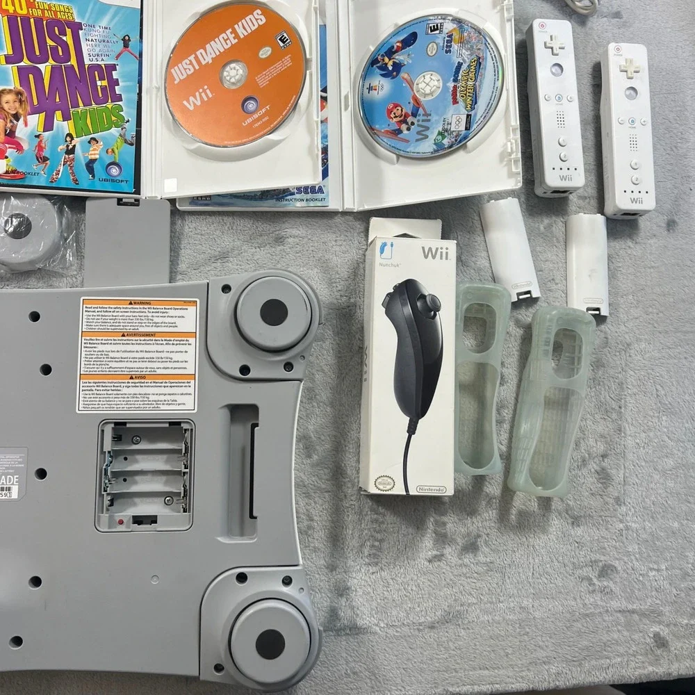 Nintendo Wii Bundle White Console 6‎ Games 2 Remotes Nunchucks Balance Board Fit